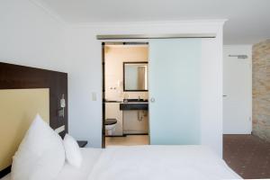 Postel nebo postele na pokoji v ubytování Hotel Landgasthof Birkenfelder Hof
