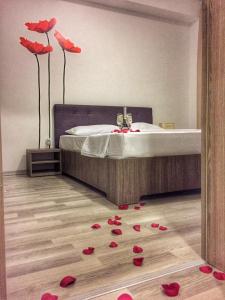 - une chambre avec un lit orné de roses rouges au sol dans l'établissement Skyline Residence Summerland, à Mamaia