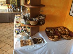 Comida na casa de hóspedes ou em algum lugar perto