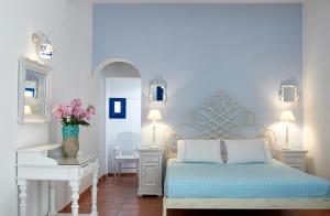 Ένα ή περισσότερα κρεβάτια σε δωμάτιο στο Folegandros Apartments