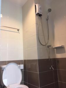 een badkamer met een douche en een toilet bij A-Place Suvarnabhumi in Lat Krabang