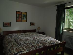 Schlafzimmer mit einem Bett und einem Fenster in der Unterkunft Haus am Wald in Lissendorf