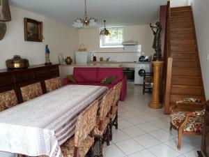 a bedroom with a large bed and a kitchen at Gîte l'Hermine in Val Couesnon