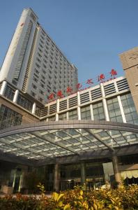 um edifício com escrita chinesa no topo em Jinling Jingyuan Plaza em Nanquim