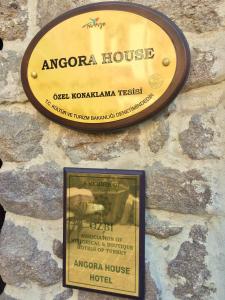 una señal para una ópera en una pared de piedra en Angora House Hotel, en Ankara