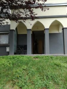 a building with arches on the side of it at Ferienwohnung Epple in Bad Urach