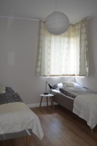 מיטה או מיטות בחדר ב-Aniolki