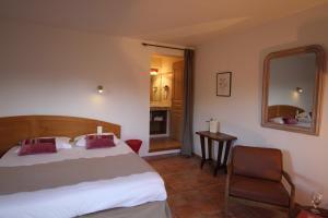 a hotel room with a bed, desk, and chair at Casa Vanella in Casamaccioli