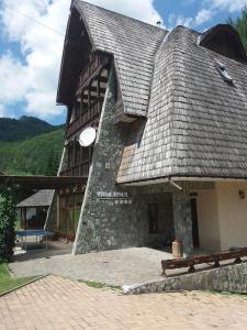 ein Gebäude mit einem Schiebedach darüber in der Unterkunft Vila Ursul in Ciungetu