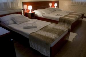 Tempat tidur dalam kamar di Csillag Panzió
