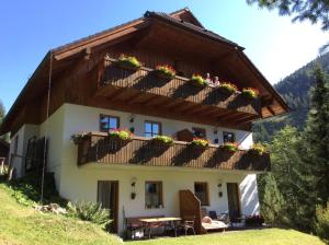 una casa con un balcón con flores. en Ferienhaus Sükar, en Bad Kleinkirchheim