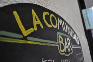 een bord met abnormale bar aan de zijkant van een gebouw bij Hostel La Nueva Comunidad in Rosario