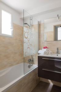 La salle de bains est pourvue d'une douche et d'un lavabo. dans l'établissement Les Jardins de la Mer, à Grimaud