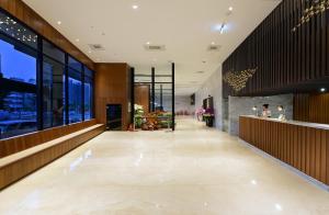 un vestíbulo de un edificio con un pasillo largo en Aeris International Hotel en Taichung