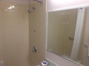 baño con ducha y puerta de cristal en Richmond Inn and Suites, en Richmond