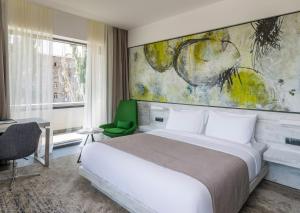 Rúm í herbergi á Messier 53 Hotel Yerevan