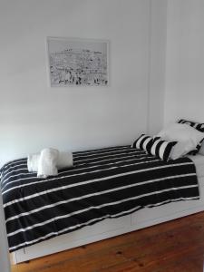 リスボンにあるSoQuietのベッド(白黒のシーツ付)
