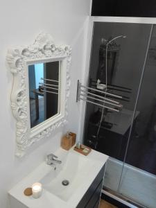 リスボンにあるSoQuietの白いバスルーム(シンク、鏡付)