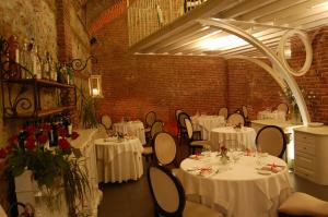 
Ein Restaurant oder anderes Speiselokal in der Unterkunft Hotel Cascina Di Corte 
