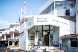 un magasin devant un bâtiment blanc dans l'établissement First Group La Cote D'Azur, à Margate