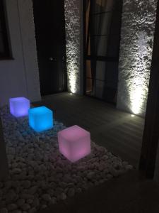 deux lumières violettes et bleues sur des roches dans une pièce dans l'établissement Luxury Catedral, à Malaga
