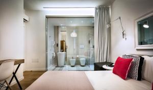 Camera con letto e bagno. di Teku Sardinia Boutique Hotel a Bari Sardo Altre 37 foto