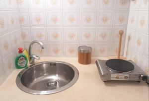 un bancone della cucina con lavandino e servizi igienici di Casa Eleonora a Monopoli