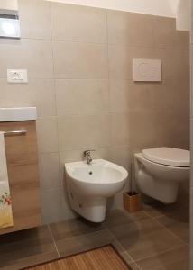 モノーポリにあるCasa Eleonoraのバスルーム(トイレ、洗面台付)