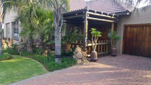 Taman di luar Nkwasi Lodge
