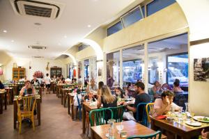 Reštaurácia alebo iné gastronomické zariadenie v ubytovaní Hotel Columbia