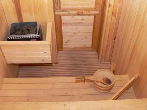 Innenansicht einer Holzsauna mit Ofen in der Unterkunft Daf Trans Hotel in Peschtera