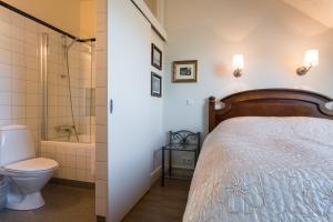 Búðirにあるホテル ブジルのベッドルーム1室(ベッド1台、シャワー、トイレ付)