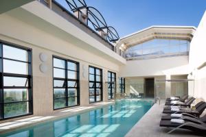 Swimming pool sa o malapit sa Starhotels Grand Milan