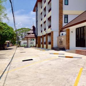 an empty parking lot in front of a building at Dusita Residence ดุสิตา เรสซิเดนซ์ in Phetchabun