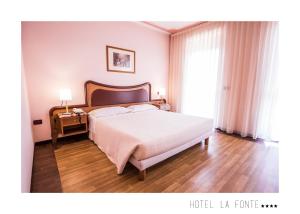 En eller flere senger på et rom på La Fonte Hotel