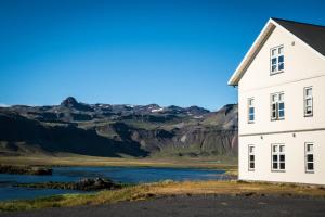 Casa blanca con vistas al río y a las montañas en Hotel Búdir en Búðir