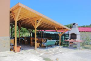 - un pavillon en bois avec un grill et une cuisinière dans l'établissement Tangra Guest House, à Arapya