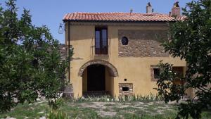 GuardavalleにあるAgriturismo Villa Vittoriaの前方にアーチのある古い家