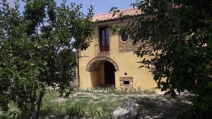 an external view of a house with an arch doorway at Agriturismo Villa Vittoria in Guardavalle