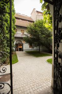 uma entrada para uma casa com uma entrada de tijolos em Sewa Apartments em Cracóvia
