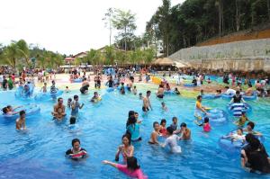a large group of people in the water at a water park at Selesa View Gambang in Simpang Pulau Manis