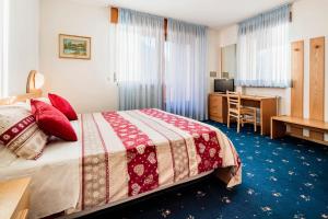Rúm í herbergi á Hotel Coldai