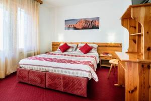Rúm í herbergi á Hotel Coldai