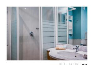Ett badrum på La Fonte Hotel