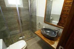 a bathroom with a black sink and a shower at Apartamentos SNÖ Mont Romies in Salardú +19 photos
