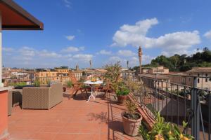 balcone con tavolo e vista sulla città di Garibaldi 2 a Roma