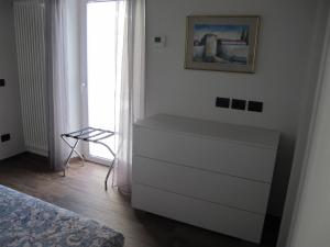 ボルゴ・サン・ロレンツォにあるPippo B&Bの窓付きのベッドルームに白いドレッサー