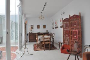 ein Esszimmer mit einem Tisch und einem Stuhl in der Unterkunft Casa Tesoro in Torre del Mar