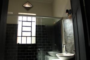 Ένα μπάνιο στο NeighborHUB hostel e coliving