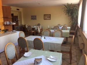 Un restaurante u otro lugar para comer en Pension Pukel